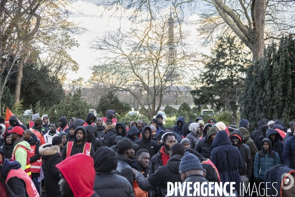 Rassemblement de travailleurs sans papiers devant le ministere du travail