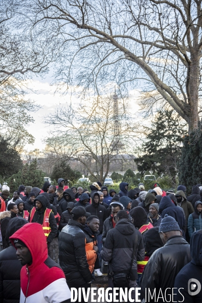 Rassemblement de travailleurs sans papiers devant le ministere du travail