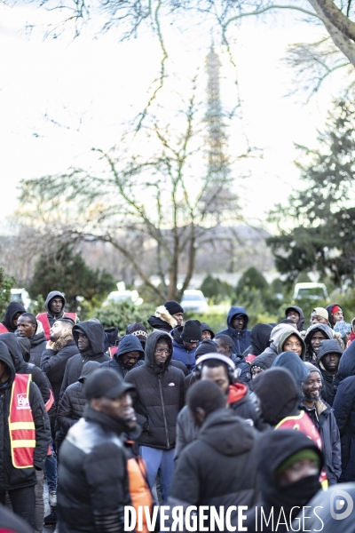 Rassemblement de travailleurs sans papiers devant le ministere du travail