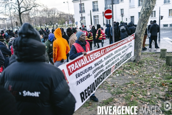 Rassemblement de travailleurs sans papiers devant le ministere du travail