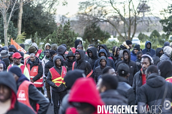 Rassemblement de travailleurs sans papiers devant le ministere du travail