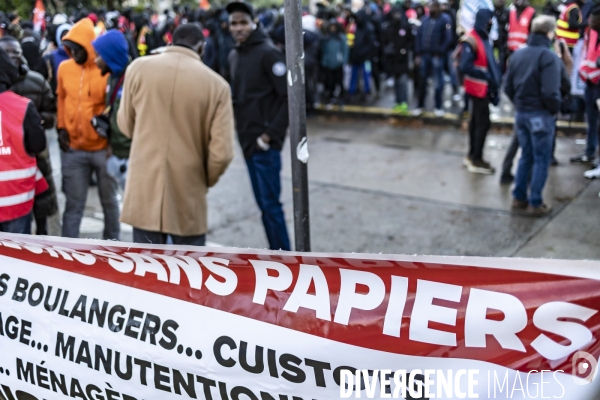 Rassemblement de travailleurs sans papiers devant le ministere du travail