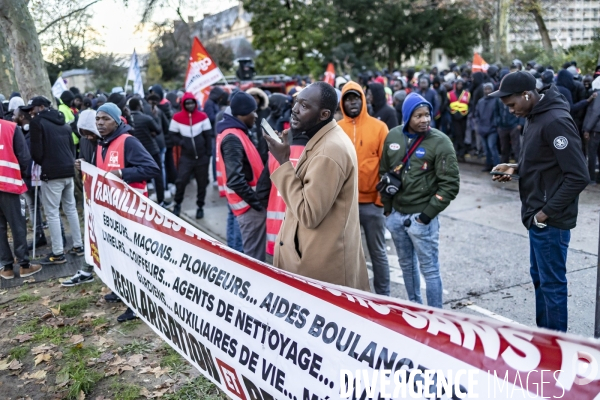 Rassemblement de travailleurs sans papiers devant le ministere du travail