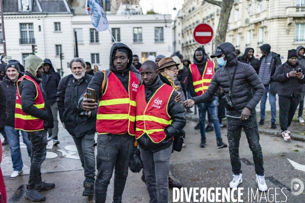 Rassemblement de travailleurs sans papiers devant le ministere du travail