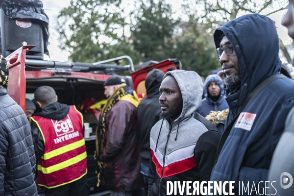 Rassemblement de travailleurs sans papiers devant le ministere du travail