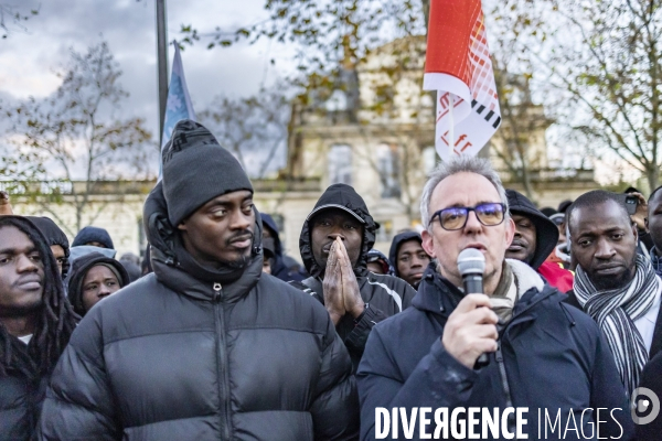 Rassemblement de travailleurs sans papiers devant le ministere du travail