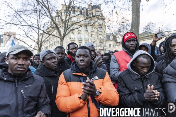 Rassemblement de travailleurs sans papiers devant le ministere du travail