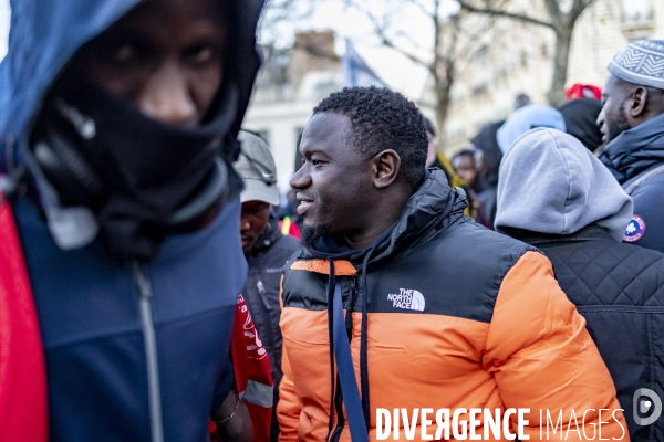 Rassemblement de travailleurs sans papiers devant le ministere du travail