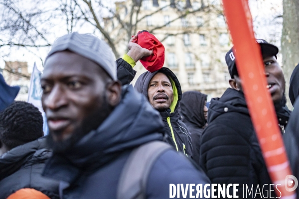 Rassemblement de travailleurs sans papiers devant le ministere du travail