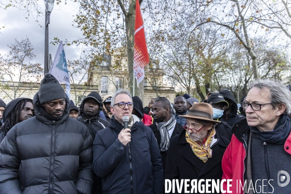 Rassemblement de travailleurs sans papiers devant le ministere du travail