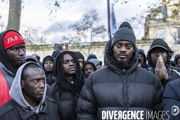 Rassemblement de travailleurs sans papiers devant le ministere du travail