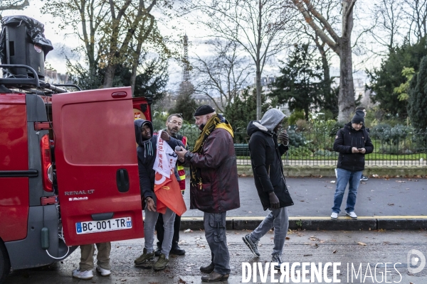 Rassemblement de travailleurs sans papiers devant le ministere du travail
