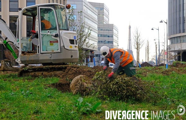 Anne Hidalgo assiste à la plantation de la foret urbaine, place de Catalogne