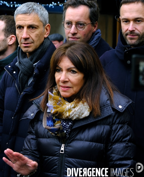 Anne Hidalgo assiste à la plantation de la foret urbaine, place de Catalogne