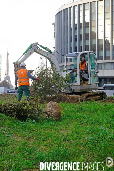 Anne Hidalgo assiste à la plantation de la foret urbaine, place de Catalogne