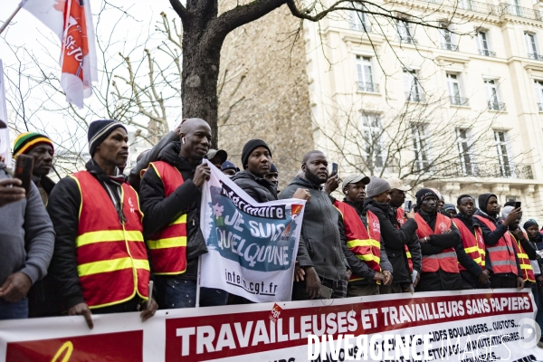 Rassemblement de travailleurs sans papiers devant l assemblee nationale