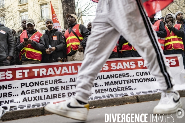 Rassemblement de travailleurs sans papiers devant l assemblee nationale