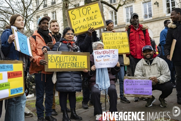 Rassemblement de travailleurs sans papiers devant l assemblee nationale