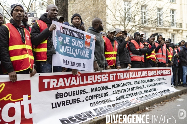 Rassemblement de travailleurs sans papiers devant l assemblee nationale