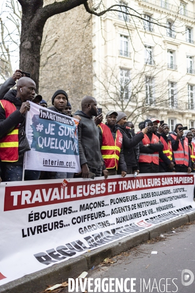 Rassemblement de travailleurs sans papiers devant l assemblee nationale