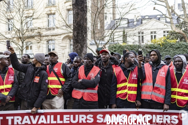 Rassemblement de travailleurs sans papiers devant l assemblee nationale