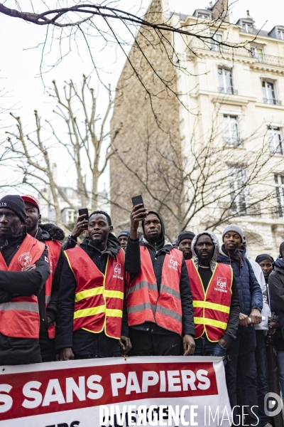 Rassemblement de travailleurs sans papiers devant l assemblee nationale