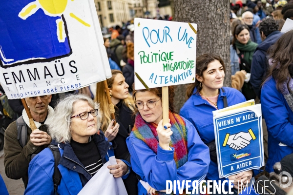 Rassemblement de travailleurs sans papiers devant l assemblee nationale