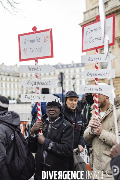 Rassemblement de travailleurs sans papiers devant l assemblee nationale