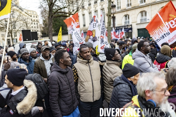 Rassemblement de travailleurs sans papiers devant l assemblee nationale