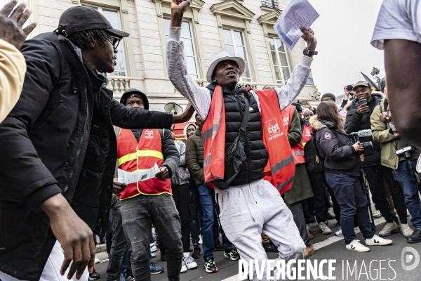Rassemblement de travailleurs sans papiers devant l assemblee nationale