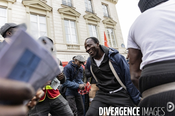 Rassemblement de travailleurs sans papiers devant l assemblee nationale