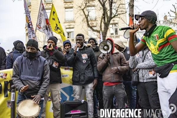 Rassemblement de travailleurs sans papiers devant l assemblee nationale