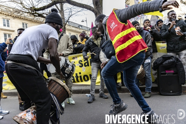 Rassemblement de travailleurs sans papiers devant l assemblee nationale