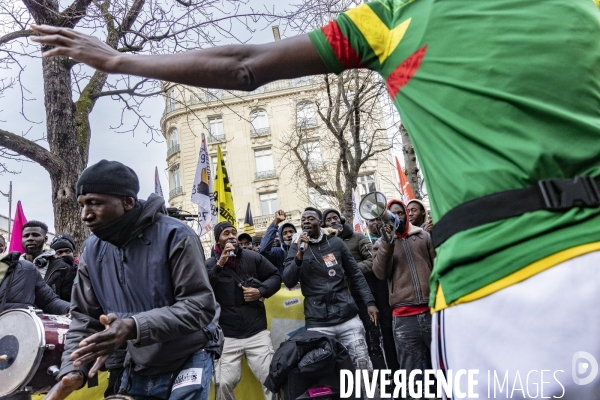 Rassemblement de travailleurs sans papiers devant l assemblee nationale