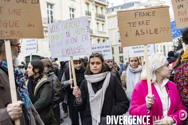 Rassemblement de travailleurs sans papiers devant l assemblee nationale