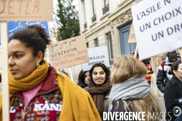 Rassemblement de travailleurs sans papiers devant l assemblee nationale