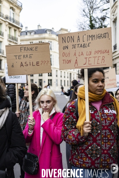 Rassemblement de travailleurs sans papiers devant l assemblee nationale