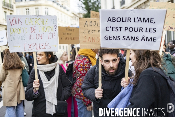 Rassemblement de travailleurs sans papiers devant l assemblee nationale