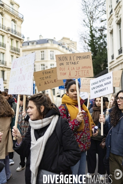 Rassemblement de travailleurs sans papiers devant l assemblee nationale