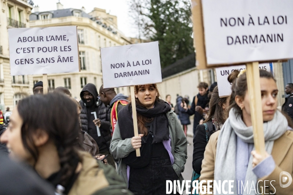 Rassemblement de travailleurs sans papiers devant l assemblee nationale