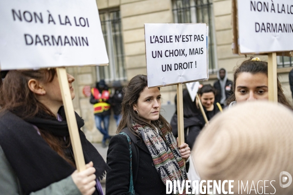 Rassemblement de travailleurs sans papiers devant l assemblee nationale