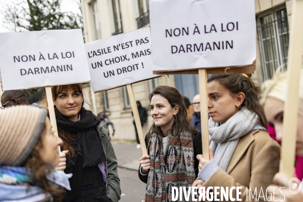 Rassemblement de travailleurs sans papiers devant l assemblee nationale