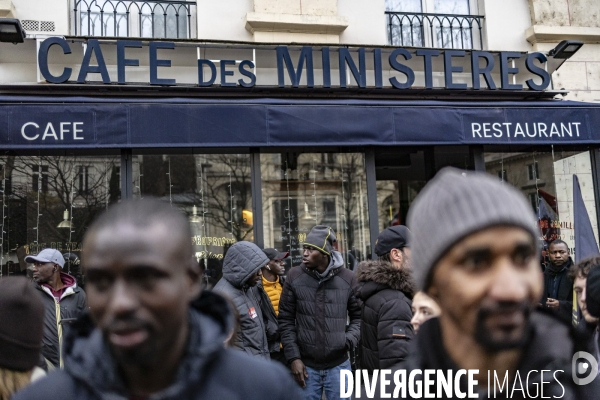 Rassemblement de travailleurs sans papiers devant l assemblee nationale