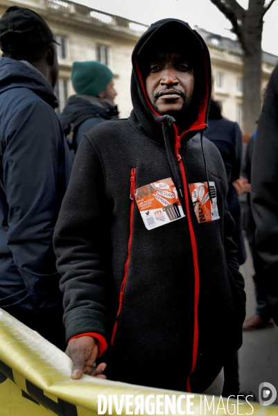 Rassemblement de travailleurs sans papiers devant l assemblee nationale