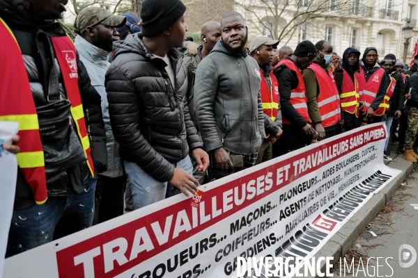 Rassemblement de travailleurs sans papiers devant l assemblee nationale