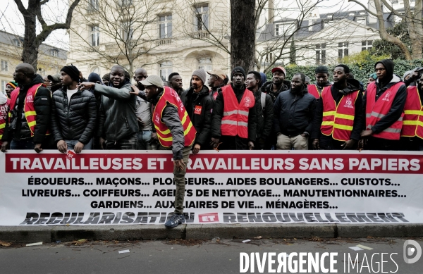 Rassemblement de travailleurs sans papiers devant l assemblee nationale