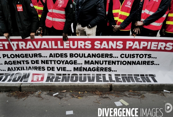 Rassemblement de travailleurs sans papiers devant l assemblee nationale