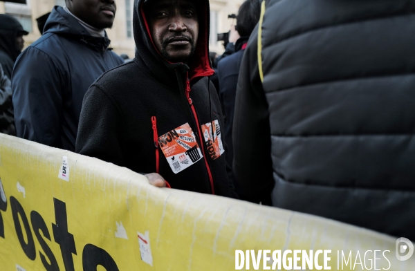 Rassemblement de travailleurs sans papiers devant l assemblee nationale