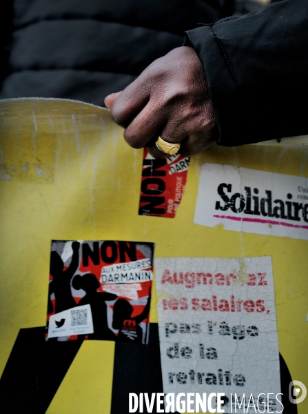 Rassemblement de travailleurs sans papiers devant l assemblee nationale