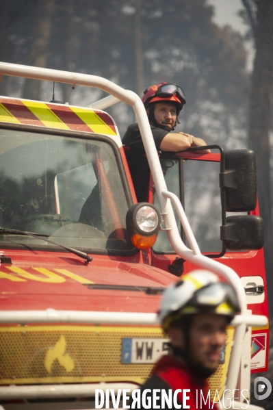 Incendies Gironde 2022 - Pompiers en action - verticale
